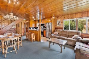 een woonkamer met een bank en een tafel bij Lakeview getaway #2120 in Big Bear Lake +23 foto's