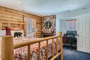 Un dormitorio tipo cabaña de madera con una cama y un escritorio. en 6 Bedroom Cabin by Xquisite Rentals, en Heber City