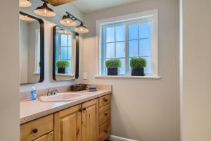 Un baño con lavabo y dos ventanas. en 6 Bedroom Cabin by Xquisite Rentals, en Heber City 25 fotos más