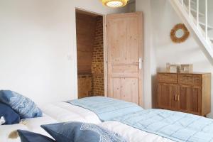 a room with two beds and a closet with a door at La Trouvillette - 500m plage - 10mn Gare in Trouville-sur-Mer