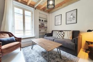 a living room with a couch and a table at La Trouvillette - 500m plage - 10mn Gare in Trouville-sur-Mer