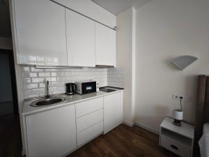 Kuchyň nebo kuchyňský kout v ubytování Bright Flat with Courtyard Pool