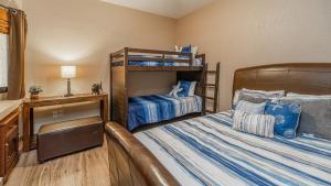 a bedroom with two bunk beds and a desk at Sonoran Sun in Campo del Medio +20 photos