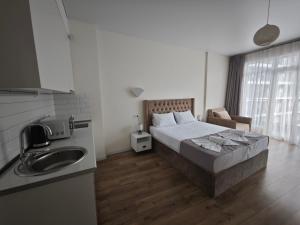 Postel nebo postele na pokoji v ubytování Bright Flat with Courtyard Pool