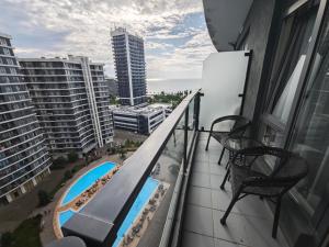 Balkón nebo terasa v ubytování Bright Flat with Courtyard Pool