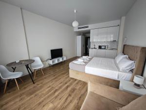 Postel nebo postele na pokoji v ubytování Bright Flat with Courtyard Pool