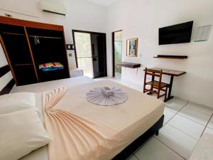 Uma TV ou centro de entretenimento em Ilha Morena Praia Hotel by Concavus