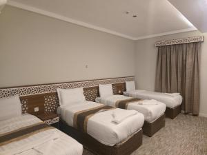 Postelja oz. postelje v sobi nastanitve فندق كنوز العنود مكة للغرف والشقق المفروشة توصيل مجاني للحرم - Knoz Al Anood Hotel Makkah For Furnished Rooms and Apartments Free Shuttle Service + 37 fotografij