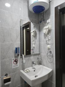 Kopalnica v nastanitvi فندق كنوز العنود مكة للغرف والشقق المفروشة توصيل مجاني للحرم - Knoz Al Anood Hotel Makkah For Furnished Rooms and Apartments Free Shuttle Service