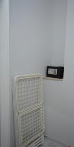 un condizionatore d'aria appoggiato su uno scaffale accanto a un orologio di La perla di Giada 1 a Bisceglie Altre 7 foto