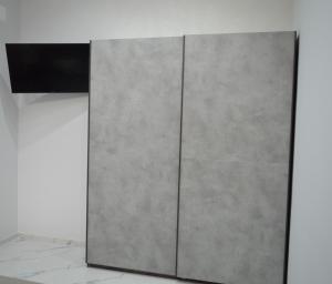 una porta metallica in una stanza con parete di La perla di Giada 1 a Bisceglie