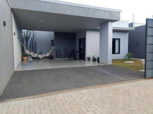 d'une terrasse avec hamac. dans l'établissement Nosso Recanto 2 Próximo aos Pontos Turísticos, à Foz do Iguaçu