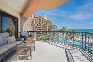 einen Balkon mit einem Sofa und Meerblick in der Unterkunft Sonoran Sea in Campo del Medio