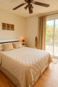 een slaapkamer met een bed met een plafondventilator bij Posada El Alamo Mendoza in Mendoza