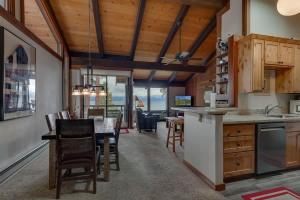 Kuchyň nebo kuchyňský kout v ubytování Lakefront at Chinquapin Unit 156