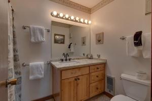 Koupelna v ubytování Lakefront at Chinquapin Unit 156