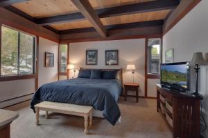 Postel nebo postele na pokoji v ubytování Lakefront at Chinquapin Unit 156