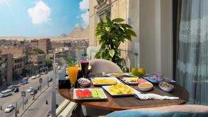 uma mesa com comida com vista para uma cidade em Rotana Pyramids View em Cairo