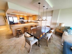Un comedor y una cocina con mesa y sillas. en Sand Dollar 101, en St. Augustine