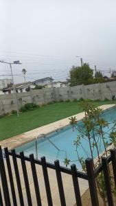 a swimming pool with the ocean in the background at En la mejor ubicación de Algarrobo in Algarrobo