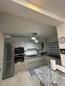 Kuchyň nebo kuchyňský kout v ubytování Truro Apartment Retreat + 7 fotografií