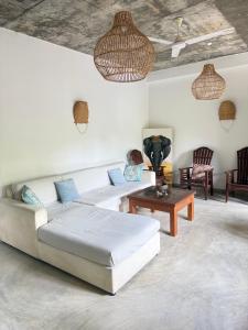 ein Wohnzimmer mit Sofa und Tisch in der Unterkunft Sooriya Villa in Mirissa