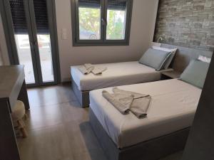 a room with two beds and a couch at Marianna's Home in Chóra