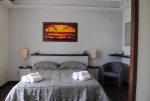 A bed or beds in a room at Villa Regina B&B