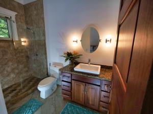 Koupelna v ubytování Spectacular Luxury Rental With Ocean Views And Private Pool