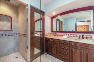 a bathroom with two sinks and a large mirror at Viva Beach Life Comfortable Oceanfront in Puerto Peñasco +25 photos