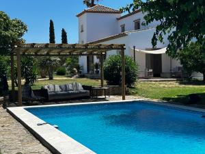 una piscina frente a una casa en Finca Duende - Adults Only, en Hozanejos