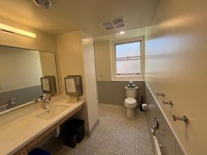 Et badeværelse på SF Zen Center Guestrooms