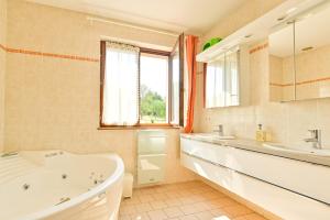 a bathroom with a tub and a sink at Maison de charme Haslach 300m2 Grand séjour 15 personnes - Belles vues ! in Munster +51 photos