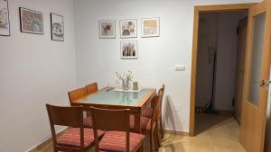 una sala da pranzo con tavolo e alcune sedie di La Manga Punta Cormoran Apartment a La Manga del Mar Menor