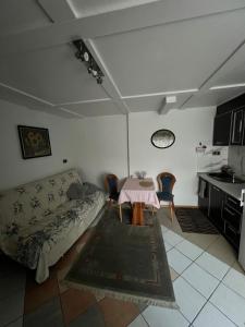 un soggiorno con un divano e un tavolo di Zacisze Augustów Apartament nr 3 a Skorka Altre 2 foto