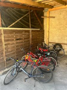 un gruppo di biciclette parcheggiate in un garage di Zacisze Augustów Apartament nr 3 a Skorka
