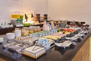 a buffet of food on a counter in a kitchen at Hotel Nacional Inn Bauru in Bauru