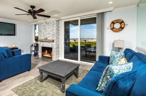 un soggiorno con un divano blu e un camino di Oceanside Beach Condos a Oceanside