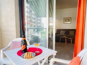 Ruang duduk di Studio centre ville et plage