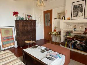 una sala de estar con un sofá y una mesa en Charming flat in St Paul village, en Saint-Paul-de-Vence