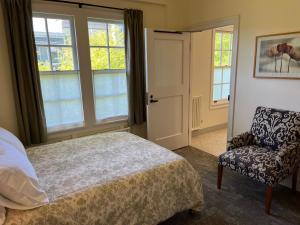 En eller flere senge i et værelse på SF Zen Center Guestrooms + 10 billeder