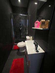 Koupelna v ubytování Modern Private Room in Swieqi Shared Flat with Private Bathroom