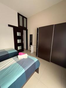 Postel nebo postele na pokoji v ubytování Modern Private Room in Swieqi Shared Flat with Private Bathroom
