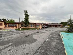 an empty parking lot in front of a motel at Slumberland Motel in Sanford