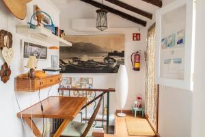 a home office with a desk and a table at La Casilla in Agaete