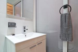 un baño con lavabo y espejo en La Corte Trihouse 3 bedrooms, en Żabbar