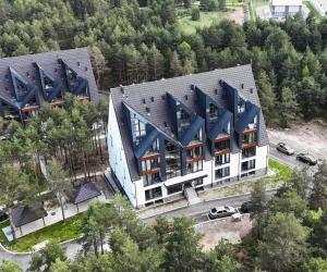 einen Blick über ein Gebäude mit blauem Dach in der Unterkunft Apartman Silvija 2 Divčibare in Divčibare