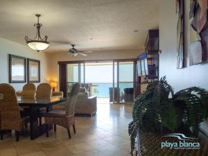 une salle à manger avec une table et des chaises dans l'établissement Playa Blanca Premier Unit 503, à Isla Venado