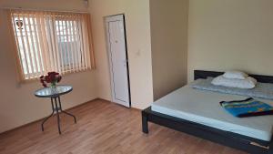 Ένα ή περισσότερα κρεβάτια σε δωμάτιο στο Only 4 minutes from the sea by car