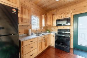 Η κουζίνα ή μικρή κουζίνα στο Cabin in the Sky with an outdoor kitchen